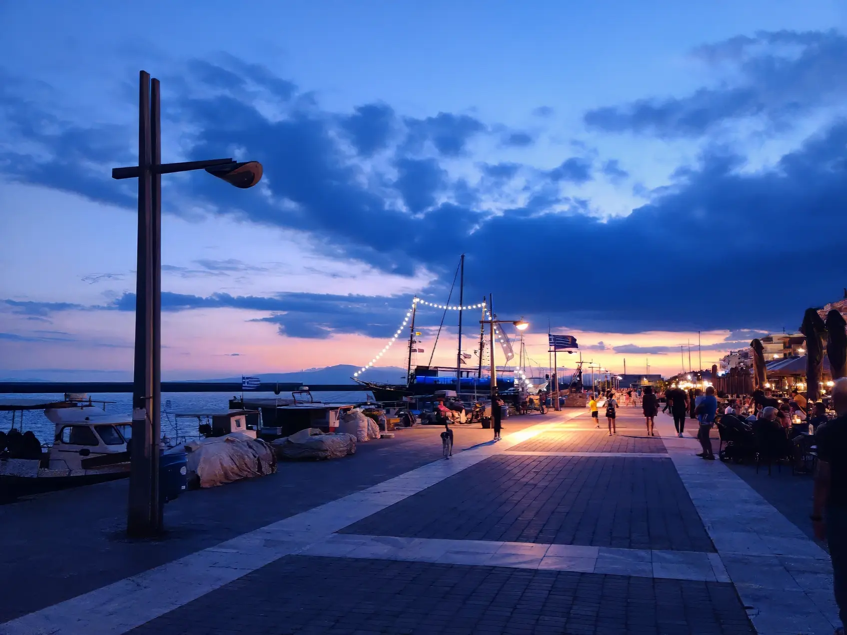 Olivenhaine und mediterrane Landschaft als Hintergrundbild für den Blog