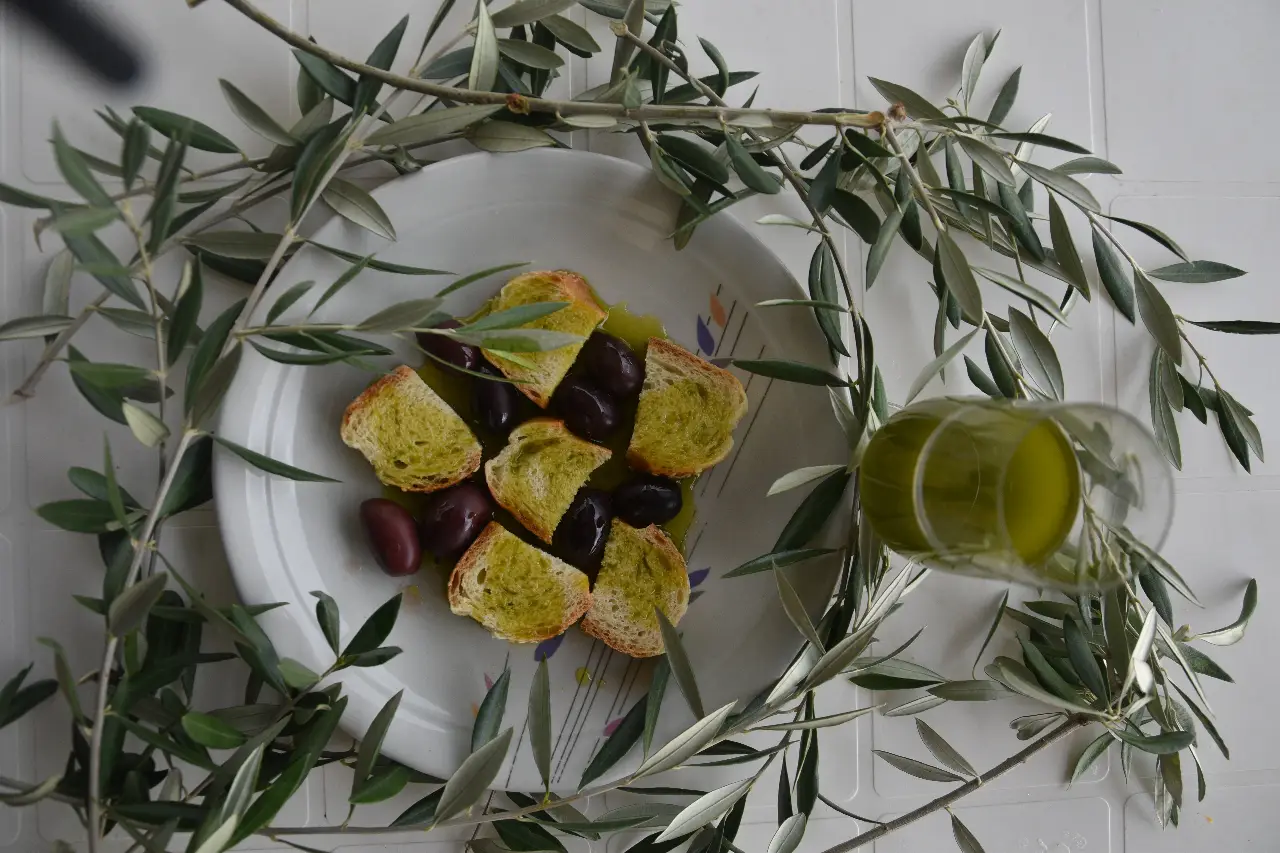 Kalamata-Oliven mit Brot und Olivenöl angerichtet