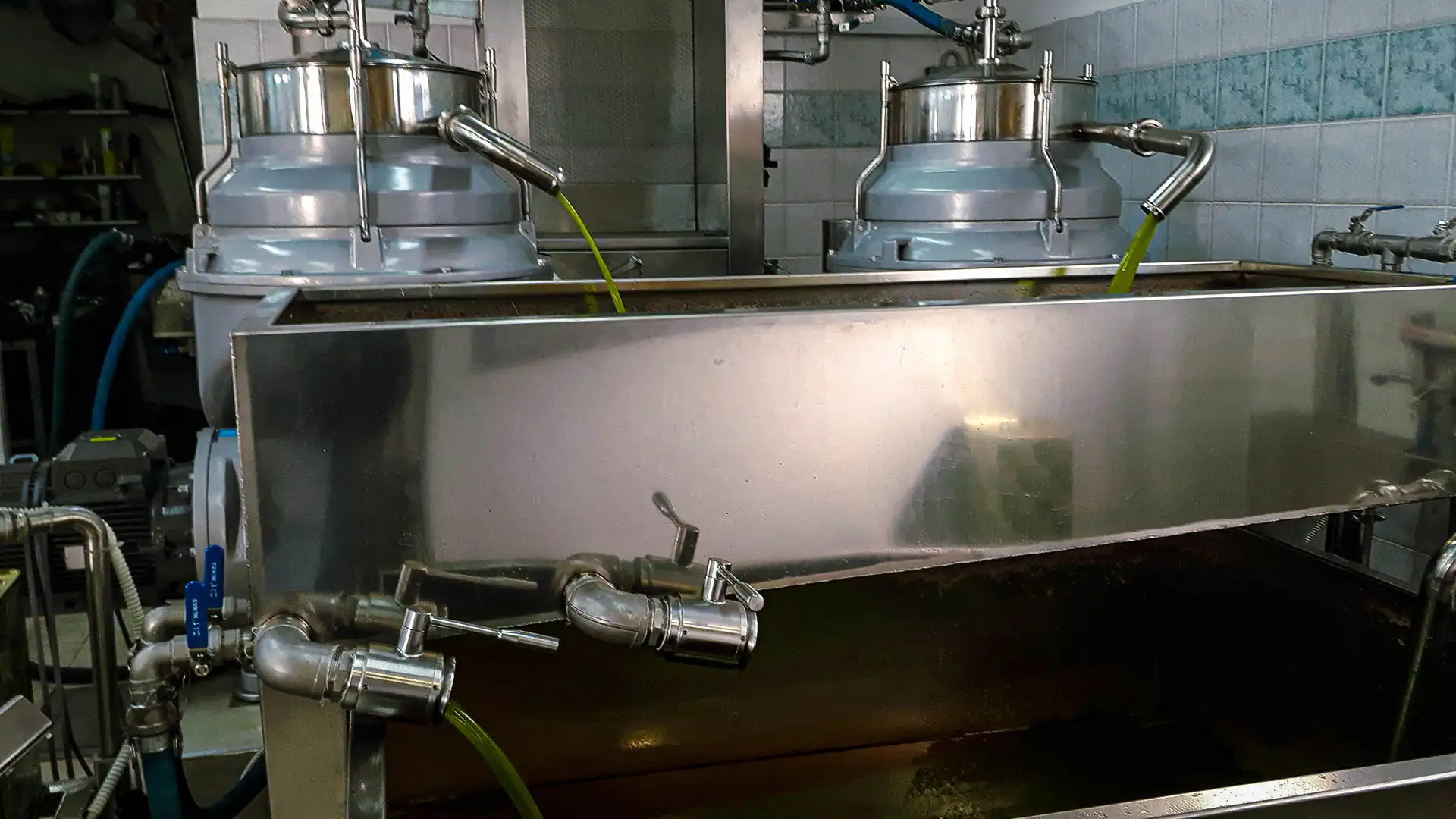 Ölmühle mit frisch gepresstem Olivenöl